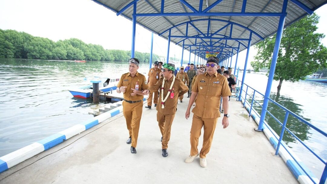 Kepala Dinas Kelautan dan Perikanan (DKP) Provinsi Kaltim, Irhan Hukmaidy (tengah) didampingi oleh Wali Kota Bontang, Basri Rase